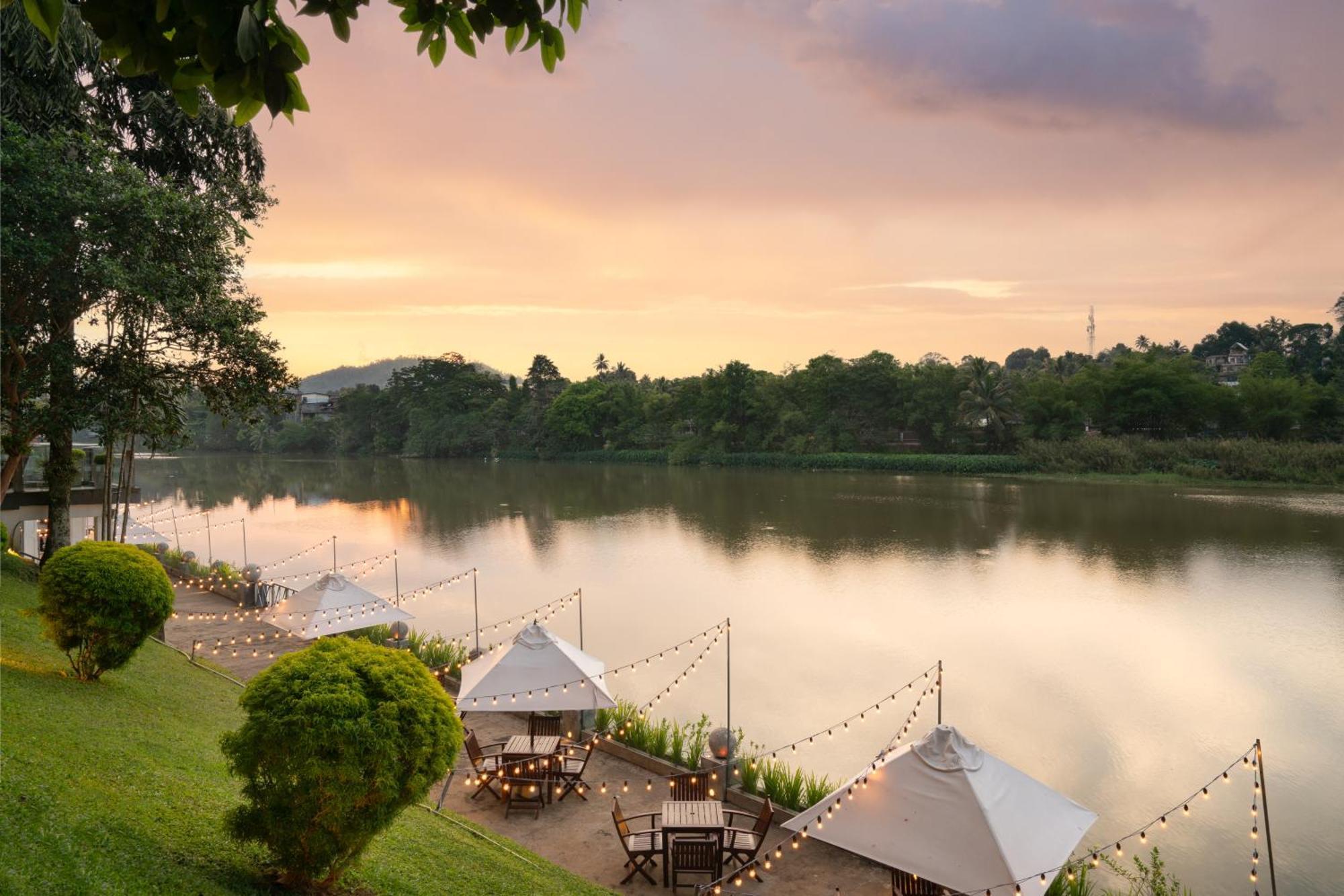 Mahaweli Reach Hotel Kandy Exteriör bild
