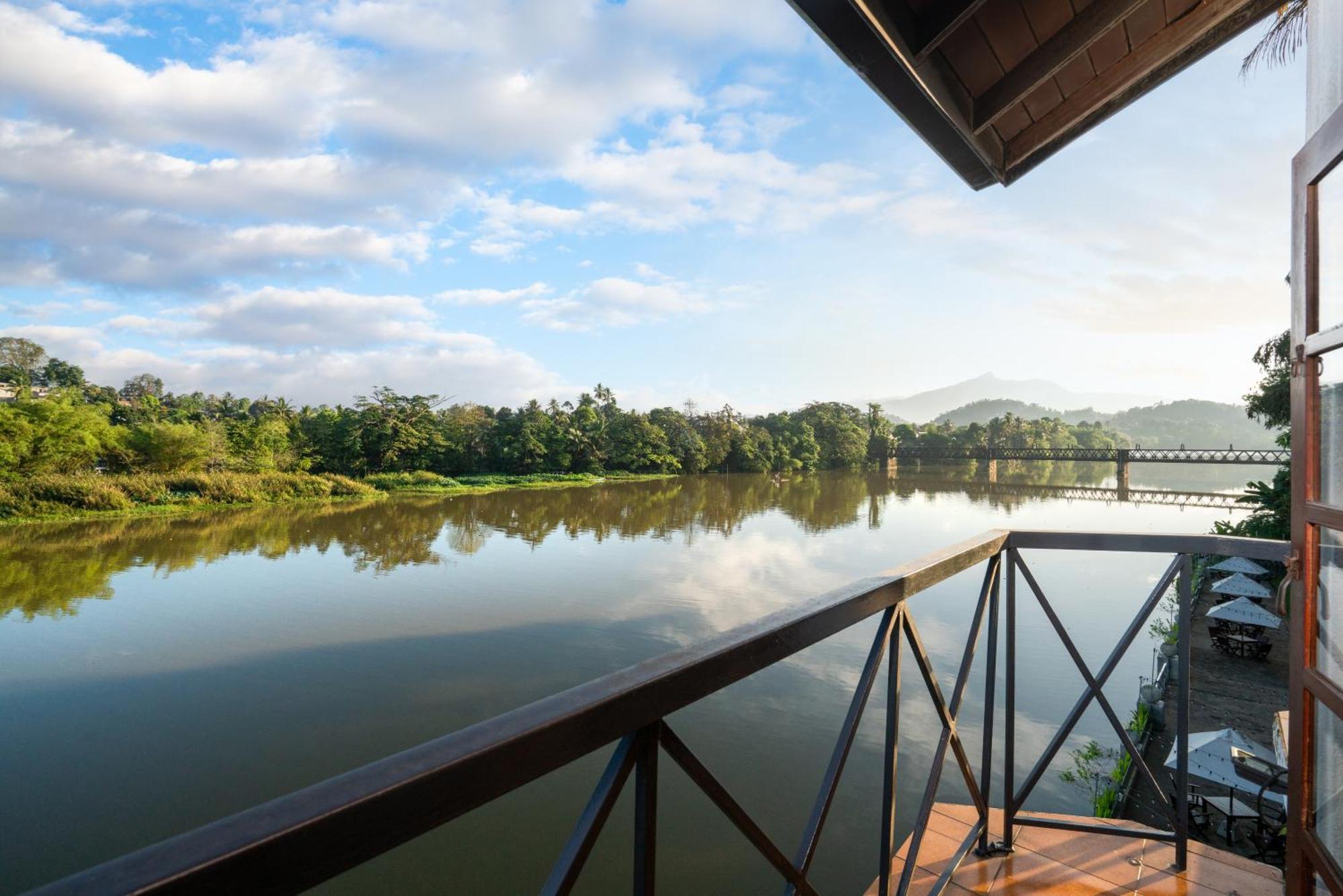 Mahaweli Reach Hotel Kandy Exteriör bild